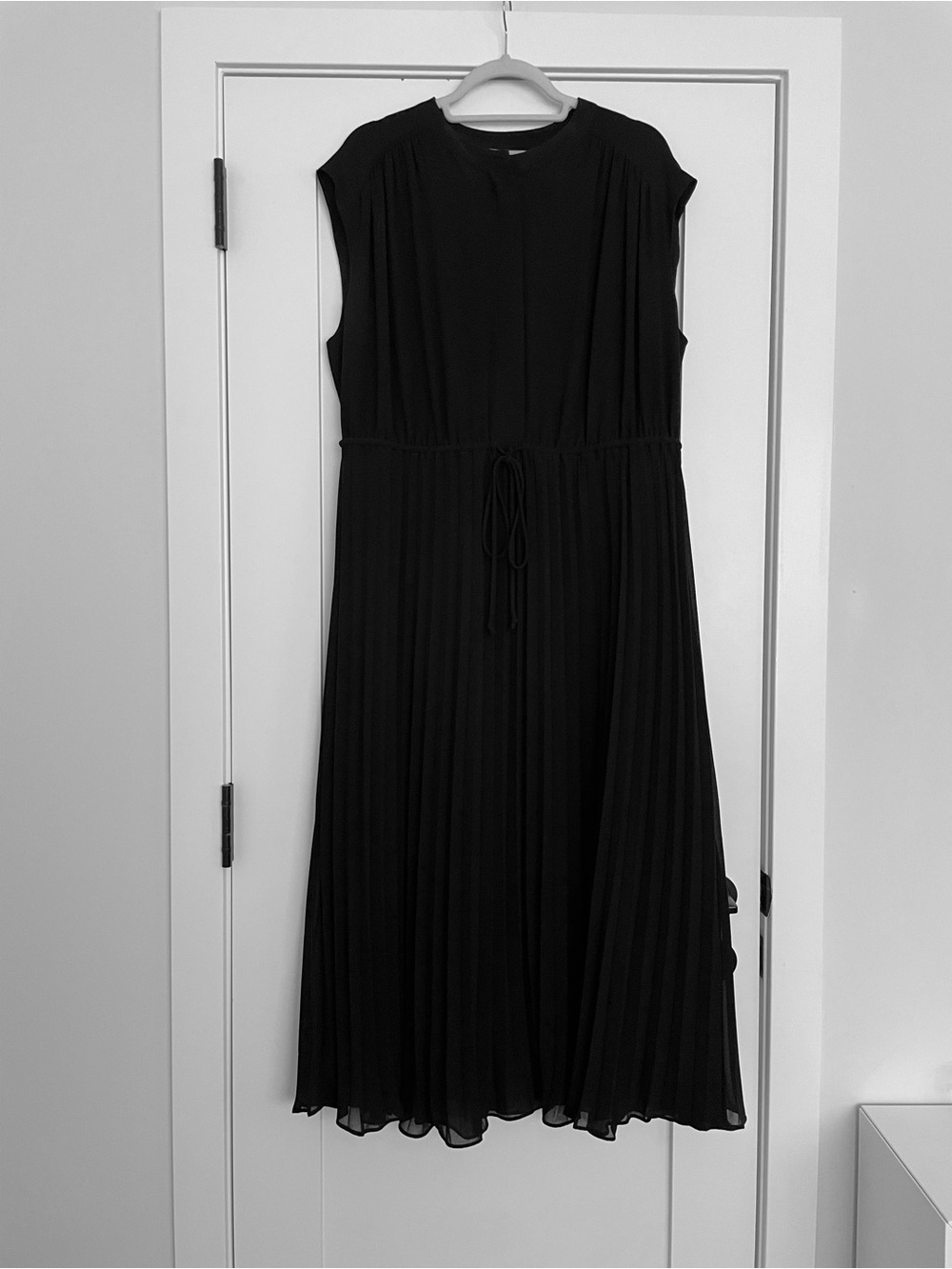 H&M Elegant Black Sleeveless Dress